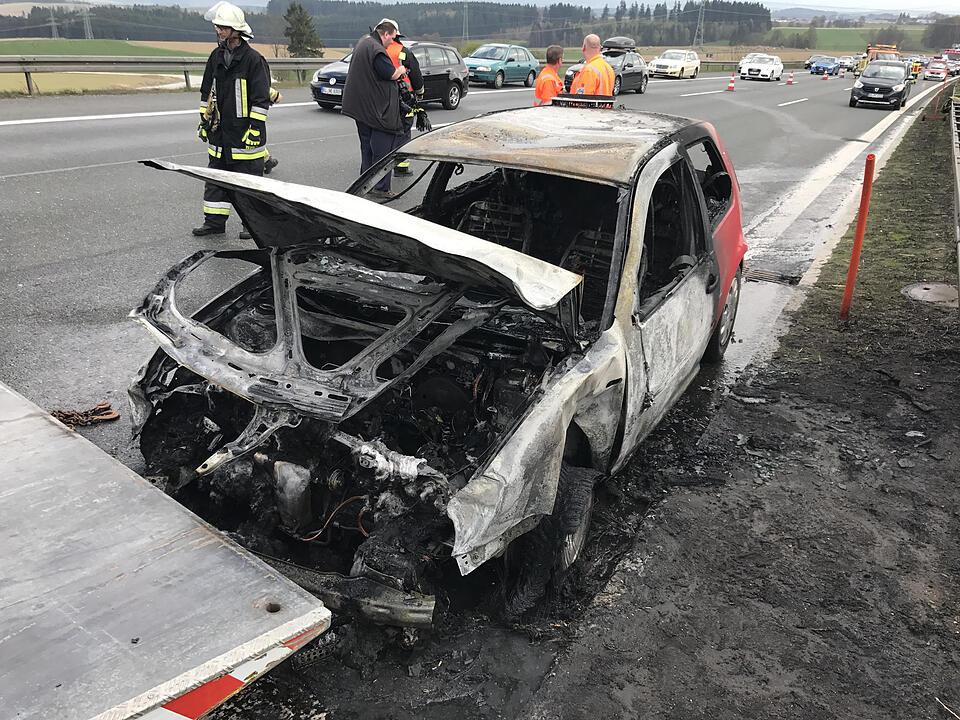 Autofahrer kracht in Leitplanke und fŠngt Feuer - Fahrer kann sich leicht verletzt retten