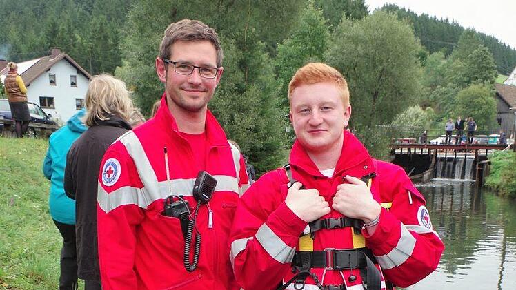 An allen 15 Floßfahrten war die Wasserwacht Wallenfels präsent.  Foto: Gerd Fleischmann