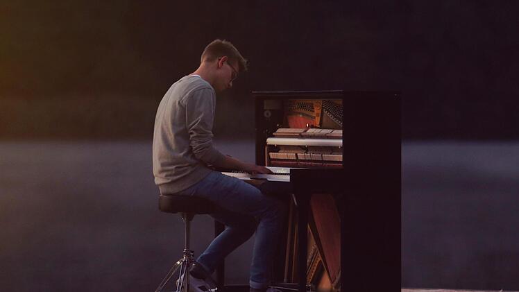 Ferdinand bei seinem Videodreh am See in Nürnberg. Foto: Simon Kögel