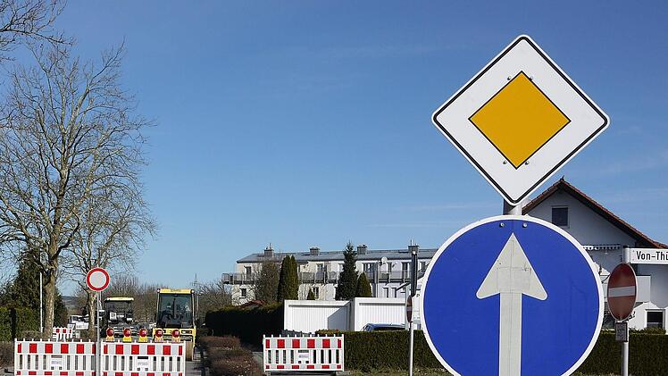 Da geht noch nichts: Die Lauterer Straße wird  auch über das  Wochenende hinaus nicht Richtung Lauterer Höhe befahrbar sein.Berthold Köhler