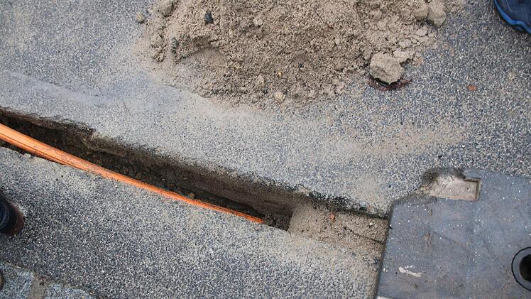 Zehn Zentimeter breit und 40 Zentimeter tief sind die Gräben, die in den Asphalt geschnitten werden.Matthias Einwag