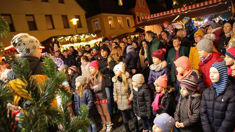 Der Weihnachtsmarkt 2018  in Höchstadt  ist eröffnet. Foto: Christian Bauriedel