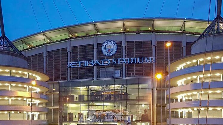 Vor dem Etihad Stadium in Manchester stimmten sich die vier Neustadter auf das Champions-League-Spiel ein. Die Atmosphäre sei vor dem Anpfiff fantastisch gewesen, doch Mitte der zweiten Halbzeit nach dem fünften Gegentor hätten die Fans die Unterstützung für ihre Mannschaft eingestellt. Fotos: Andreas Otten