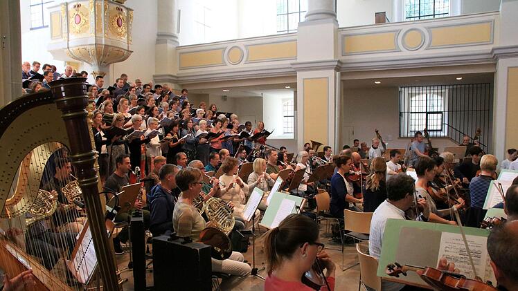 Richard Cooke probt mit dem Philharmonischen Orchester, dem Chor des Landestheaters und der Royal Choral Society die "Sea Symphony" von Ralph Vaughan Williams in der Coburger Morizkirche.Foto: Jochen Berger