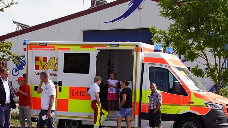 Mit einem Tag der offenen Tür wurde in Rauhenebrach der Rettungsplatz Untersteinbach eröffnet. Zahlreiche Gäste nutzten die Gelegenheit, den Rettungswagen und den Arbeiter-Samariter-Bund kennen zu lernen. Foto: Sabine Weinbeer