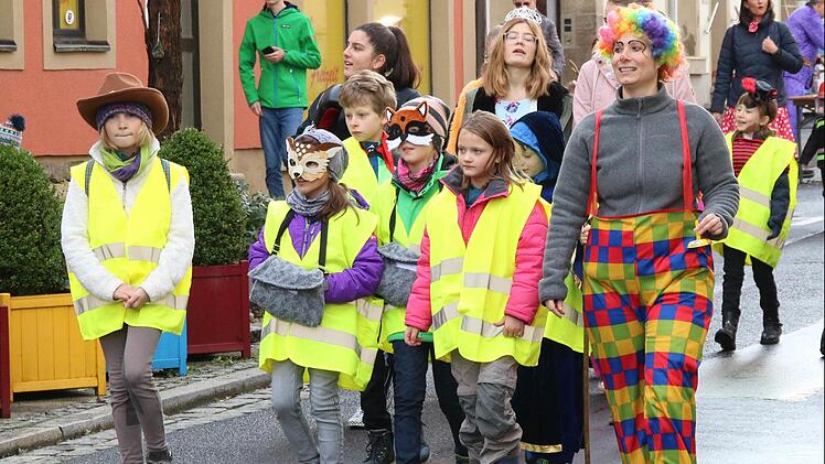 Buben und Mädchen mit gelben Warnwesten bildeten die Sicherheitswache, die  das "einsturzgefährdete" Rathaus bewachte. Foto: Dieter Britz