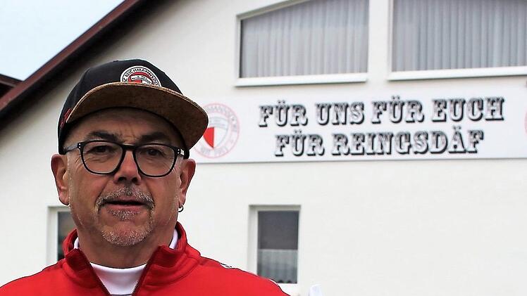 Für uns, für euch, für Reingsdäf - das Motto, von der Jugend ans Sportheim geschrieben, ist auch die Losung von "Kunner" Wenzel. Foto: EviSeeger
