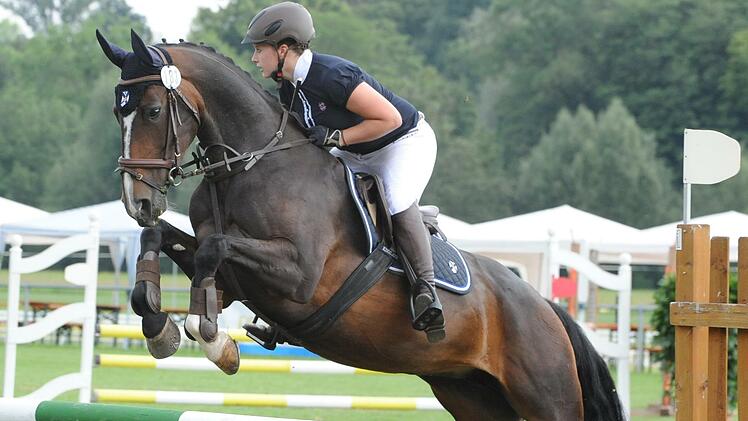 Die schönen Zeiten des Rakoczy-Reitturniers - hier Carolin Heil 2014 - sollen wieder zurückkehren. Dieses Jahr findet der Wettbewerb am Bad Kissinger Flugplatz in der Au definitiv statt.  Foto: Archiv/Hopf