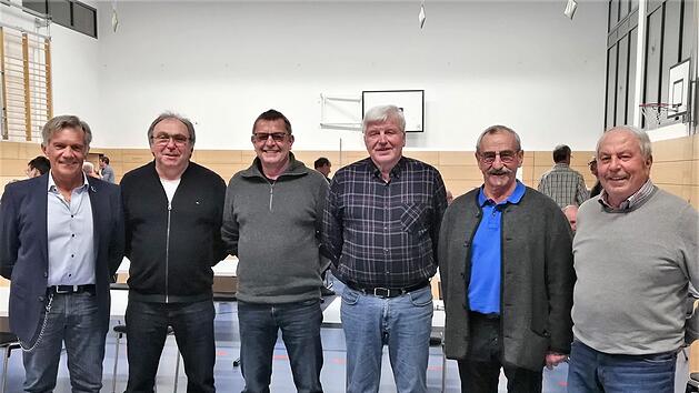 Für 50-jährige Treue zum TSV Steinach wurden die Mitglieder (von links) Uto Schmitt, Roland Bauer und Richard Wehner ausgezeichnet, für 60-jährige Mitgliedschaft Paul Schmitt, Kurt Voll und Otto Dünisch.