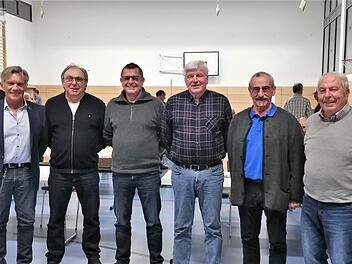 Für 50-jährige Treue zum TSV Steinach wurden die Mitglieder (von links) Uto Schmitt, Roland Bauer und Richard Wehner ausgezeichnet, für 60-jährige Mitgliedschaft Paul Schmitt, Kurt Voll und Otto Dünisch.