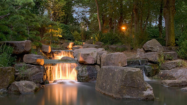 Im Japangarten im Kurpark Bad Mergentheim erwarten dich Wasserfälle und exotische Pflanzen.