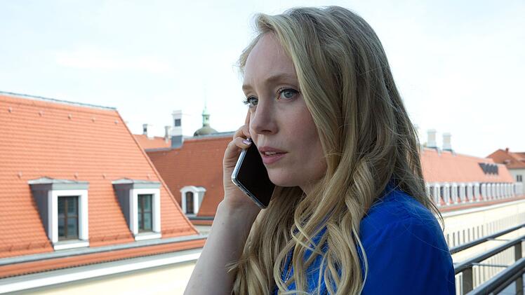 Victoria (Katharina Heyer) ist die Leiterin eines Essenslieferdienstes.