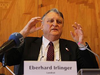 Landrat Eberhard Irlinger auf der Pressekonferenz im Landratsamt Erlangen zum Fall der Sektenkinder. Fotos: Michael Gründel
