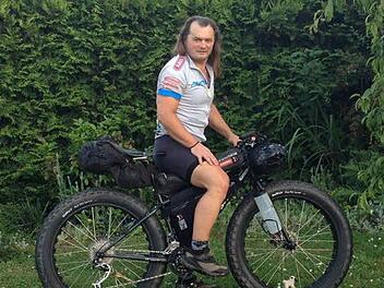 Mit minimalen Gepäck und wuchtigem "Fatbike" fährt Walter Lauter den Jakobsweg nach Spanien. Fotos: privat