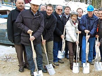 Die milde Witterung machte den ersten Spatenstich für den neuen Wasserhochbehälter mit Stadträten und Bauleuten möglich; von links (mit Spaten) Elmar Dusold (Oberleitung Bau), Andreas Baur (Baurconsult), Udo Weber (Planung), Bürgermeisterin Bianca Fischer, Reinhard Hofmann (Baufirma Raab) und Werkleiter Dietmar Weiß (Stadtwerke Lichtenfels). Foto: Andreas Welz