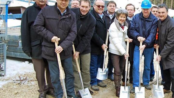 Die milde Witterung machte den ersten Spatenstich für den neuen Wasserhochbehälter mit Stadträten und Bauleuten möglich; von links (mit Spaten) Elmar Dusold (Oberleitung Bau), Andreas Baur (Baurconsult), Udo Weber (Planung), Bürgermeisterin Bianca Fischer, Reinhard Hofmann (Baufirma Raab) und Werkleiter Dietmar Weiß (Stadtwerke Lichtenfels). Foto: Andreas Welz