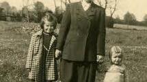 Mutter Maria Steinhorst mit ihren beiden Kindern 1942