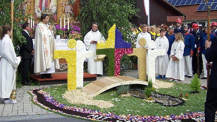 Der letzte Altar mit dem Thema "Mit Christus Brücken bauen" wurde in Friesen gestaltet von der Gesangsgruppe "Con Brio".  Foto: Friedrich Jakob