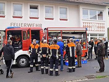 Auf großes Interesse, auch bei der Bevölkerung, stieß das neue Albertshäuser Löschfahrzeug. Ein TSF-W mit 600 Liter Wassertank, das noch mit dem "alten" Pkw-Führerschein gefahren werden darf. Foto: Peter Rauch