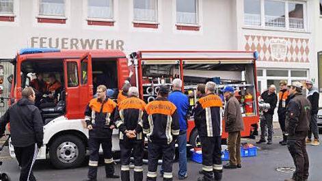 Auf großes Interesse, auch bei der Bevölkerung, stieß das neue Albertshäuser Löschfahrzeug. Ein TSF-W mit 600 Liter Wassertank, das noch mit dem "alten" Pkw-Führerschein gefahren werden darf. Foto: Peter Rauch