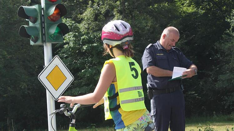 Bei Rot stehen: Das hat die Schülerin richtig gemacht. Das kann es deshalb auch nicht sein, was Verkehrserzieher Manfred Schneider gerade notiert.  Fotos: Robert Huger
