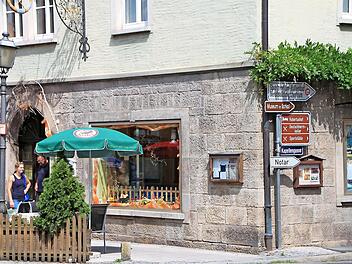 Die Stadt Münnerstadt bekommt ein neues Leitsystem für Fußgänger.Die bestehenden Schilder kommen weg. Foto: Heike Beudert