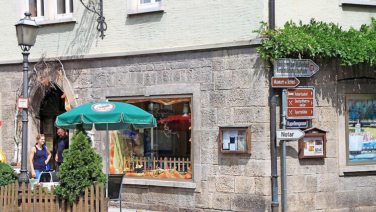 Die Stadt Münnerstadt bekommt ein neues Leitsystem für Fußgänger.Die bestehenden Schilder kommen weg. Foto: Heike Beudert