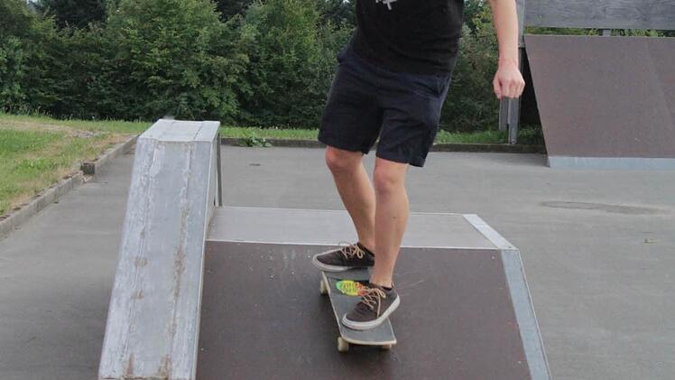 Christian Taig findet die Hindernisse gut - er ist ein Könner auf dem Skateboard.
