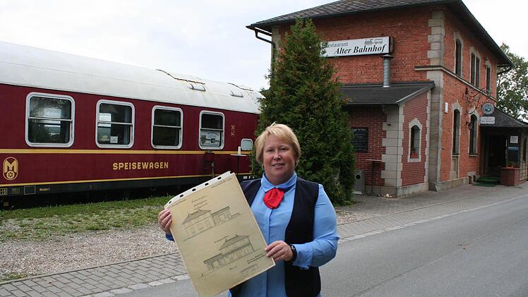 Die Eigentümerin des Bahnhofs, Melanie Löhr mit den Original-Plänen des Bahnhofsbaus Foto: Evi Seeger