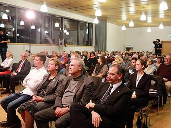 Voll besetzt war der Saal von St. Augustin beim Regionentalk "Auf den Punkt" am Donnerstagabend. Fotos: Timo Geldner