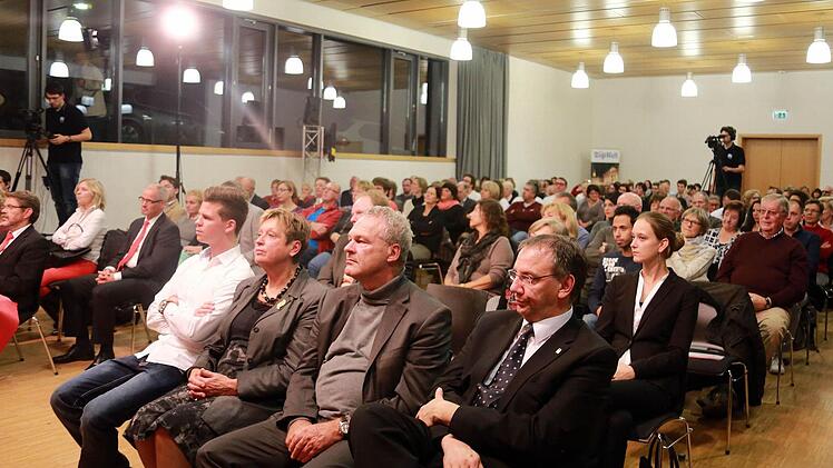 Voll besetzt war der Saal von St. Augustin beim Regionentalk "Auf den Punkt" am Donnerstagabend. Fotos: Timo Geldner