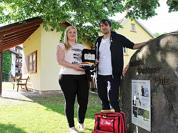 Kommandantin Jennifer Stoeck und Rettungsassistent Florian Stoeck stellen den Defibrillator vor. Ihr Plan ist es, ihn am Dorfplatz mitten in Eckarts aufzuhängen.  Foto: Julia Raab
