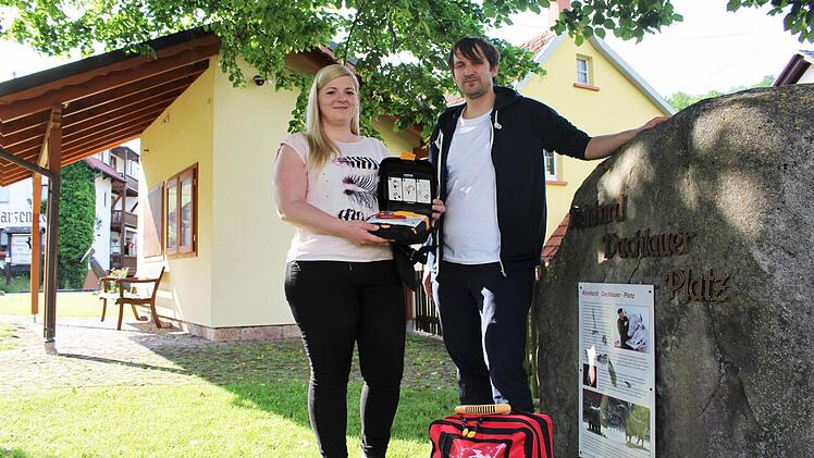 Kommandantin Jennifer Stoeck und Rettungsassistent Florian Stoeck stellen den Defibrillator vor. Ihr Plan ist es, ihn am Dorfplatz mitten in Eckarts aufzuhängen.  Foto: Julia Raab