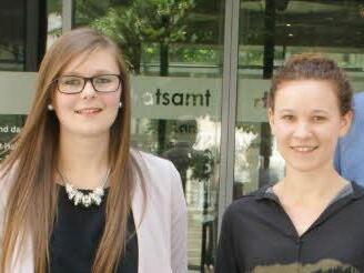 Lena Malinowksi aus Eltmann-Weisbrunn (links) und Jennifer Nüßlein aus Haßfurt und sind die ersten beiden Dualen Studentinnen beim Landratsamt Haßberge. Bisher bot das Amt duale Studiengänge nur im Verwaltungs-Bereich an. Fotos: Sabine Weinbeer
