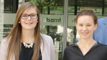 Lena Malinowksi aus Eltmann-Weisbrunn (links) und Jennifer Nüßlein aus Haßfurt und sind die ersten beiden Dualen Studentinnen beim Landratsamt Haßberge. Bisher bot das Amt duale Studiengänge nur im Verwaltungs-Bereich an. Fotos: Sabine Weinbeer