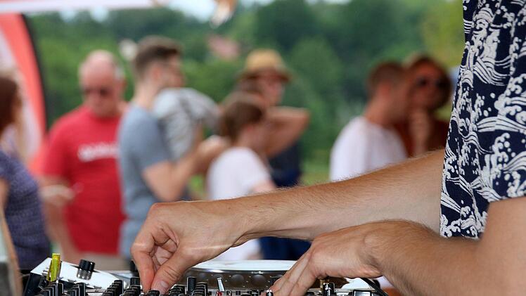 DJ Niklas Gietmann spielt am Donnerstag (6. Juli) am Kulturkiosk "Zur Seeb&uuml;hne" in der Wilhelminenaue in Bayreuth eine Mischung aus entspannter elektronischer Musik und Disko. Foto: Markus Klein