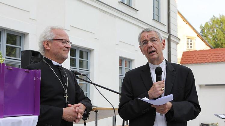 Dekan Lechner (links), Erzbischof Schick (rechts) und OB Starke möchten den Papst zum 1000. Geburtstag der Stephanskirche im Jahr 2020 in die Domstadt holen. Foto: Barbara Herbst