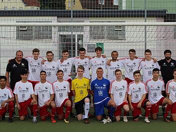 Meister der A-Junioren-Bezirksoberliga und Aufsteiger in die Landesliga Nord: Die U19 des FC Coburg (hinten von links): Co-Trainer Steffen Pluta, Alexander B&ouml;hm, Jonas Treubig, Julian Lippoldt, Fabian Kestel, Alexander Peetz, Lovis Pietsch, Niklas M&uuml;nch, Ricardo K&ouml;nig, Trainer Lars Scheler; (vorne von links): Fatullah Noori, Saleh Gharib, Arsalan Hajian, Marlon Schad, Maximilian Rang, Luis Krempel, Paul Pleiner, Anton Schmidt, Dariush Shabestari und Paul Schmidt. Fotos: Hartmut Guhling
