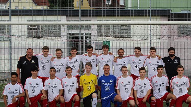Meister der A-Junioren-Bezirksoberliga und Aufsteiger in die Landesliga Nord: Die U19 des FC Coburg (hinten von links): Co-Trainer Steffen Pluta, Alexander B&ouml;hm, Jonas Treubig, Julian Lippoldt, Fabian Kestel, Alexander Peetz, Lovis Pietsch, Niklas M&uuml;nch, Ricardo K&ouml;nig, Trainer Lars Scheler; (vorne von links): Fatullah Noori, Saleh Gharib, Arsalan Hajian, Marlon Schad, Maximilian Rang, Luis Krempel, Paul Pleiner, Anton Schmidt, Dariush Shabestari und Paul Schmidt. Fotos: Hartmut Guhling
