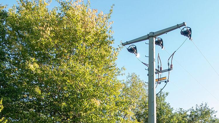 Der Strommast wird abgebaut. Foto: PR