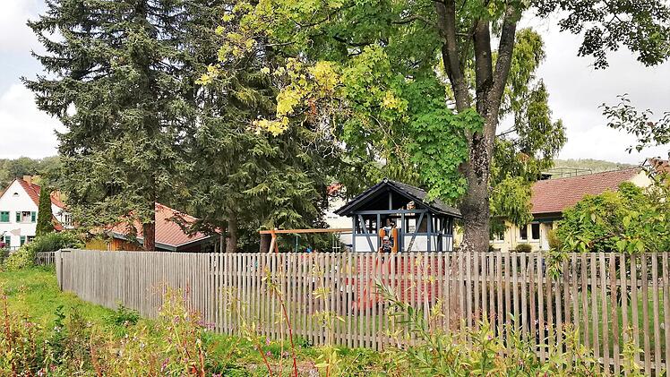Nur ein schlichter Holzzaun trennt den Kindergarten Aschach vom tiefer liegenden Bachlauf.  Foto: Sigismund von Dobschütz