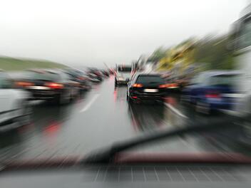 Autofahrer in Würzburg fährt durch Rettungsgasse Autofahrer in Würzburg fährt durch Rettungsgasse