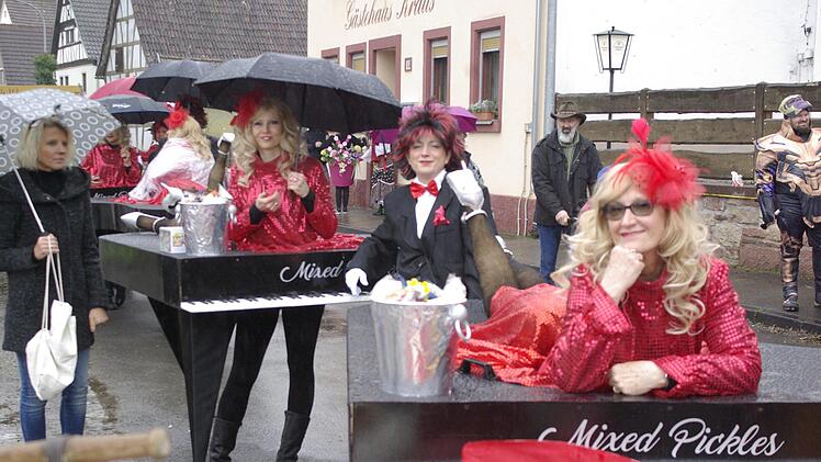 Figaro, Figaro, Fiiigaro. Die Ladies waren echt, die Beine auf dem Klavierflügel waren ein Fake. Foto: Winfried Ehling