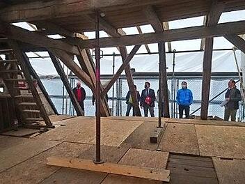 Vom Baufortschritt in der Alten Mühle überzeugten sich die Gemeinderäte vor Ort.   Fotos: Horst Lange