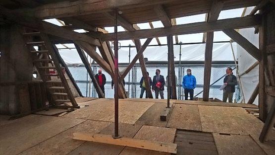 Vom Baufortschritt in der Alten Mühle überzeugten sich die Gemeinderäte vor Ort.   Fotos: Horst Lange