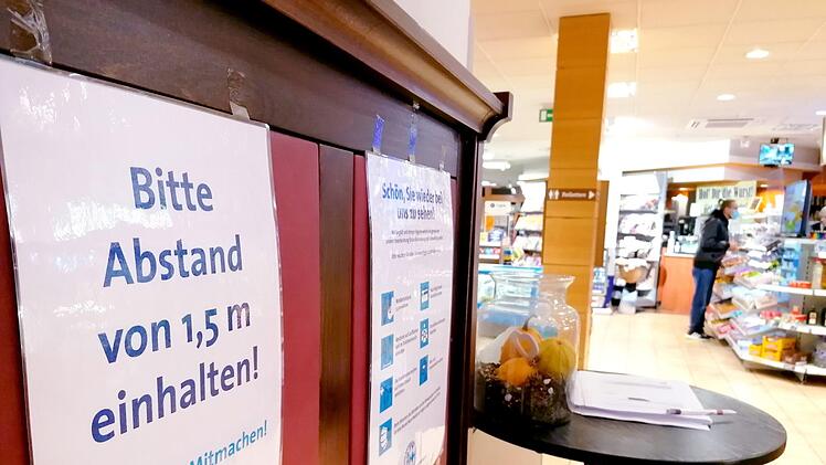 Weiterhin gilt (wie hier in Knetzgau): Abstand einhalten!