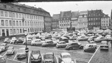 Parken auf dem Maxplatz war 1955 der neueste Schrei.  Fotos: Stadtarchiv Bamberg