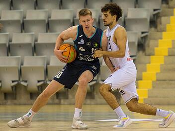 Elias Baggette (rechts, hier im  Spiel in der Hinrunde gegen Arne Wendler) war in Dresden BBC-Topscorer mit 22 Punkten. Archiv/Heinrich Weiß