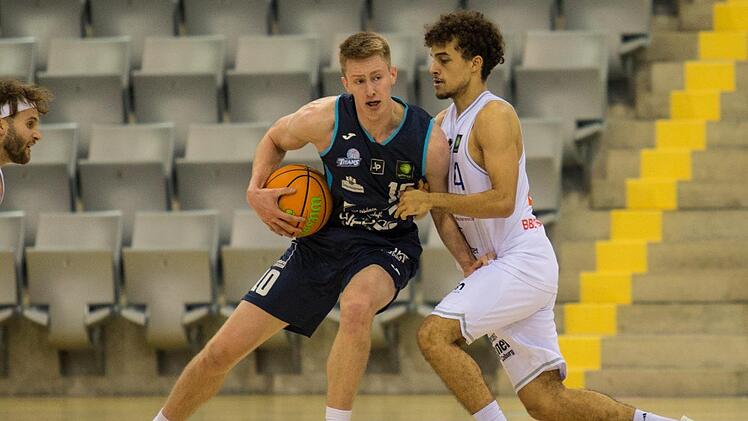 Elias Baggette (rechts, hier im  Spiel in der Hinrunde gegen Arne Wendler) war in Dresden BBC-Topscorer mit 22 Punkten. Archiv/Heinrich Weiß