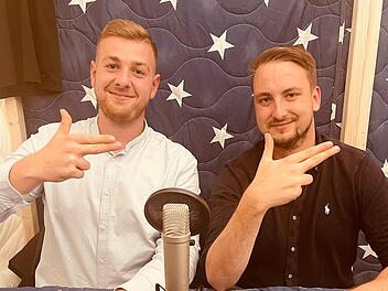 Die beiden Sportplatzkritiker Julius und David im Sternenzeltstudio bei "Du Holz". Foto: Sebastian Schmitt